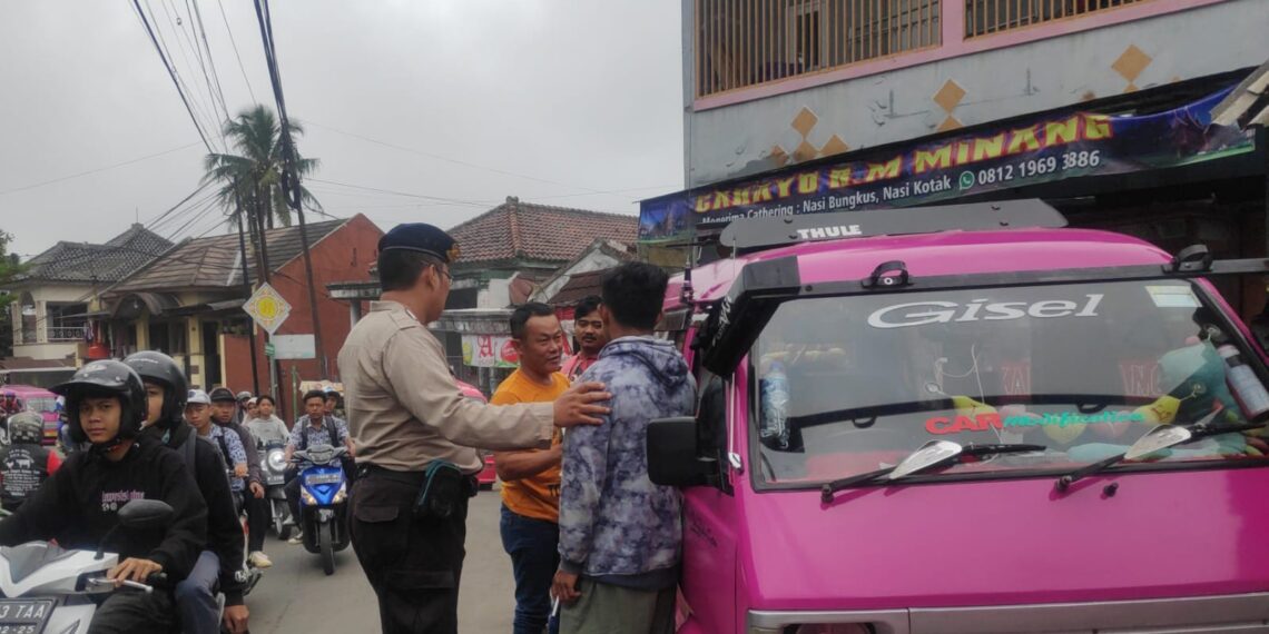 Ps. Kanit Samapta Polsek Kebonpedes Berikan Himbauan kepada Pengemudi Angkutan Umum