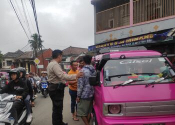 Ps. Kanit Samapta Polsek Kebonpedes Berikan Himbauan kepada Pengemudi Angkutan Umum