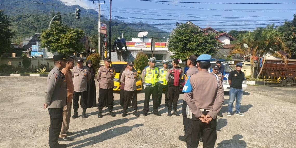 Kapolsek Baros Pimpin Apel Pagi, Beri Arahan kepada Anggota