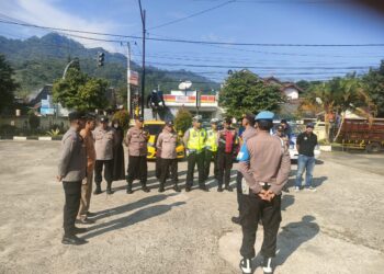 Kapolsek Baros Pimpin Apel Pagi, Beri Arahan kepada Anggota