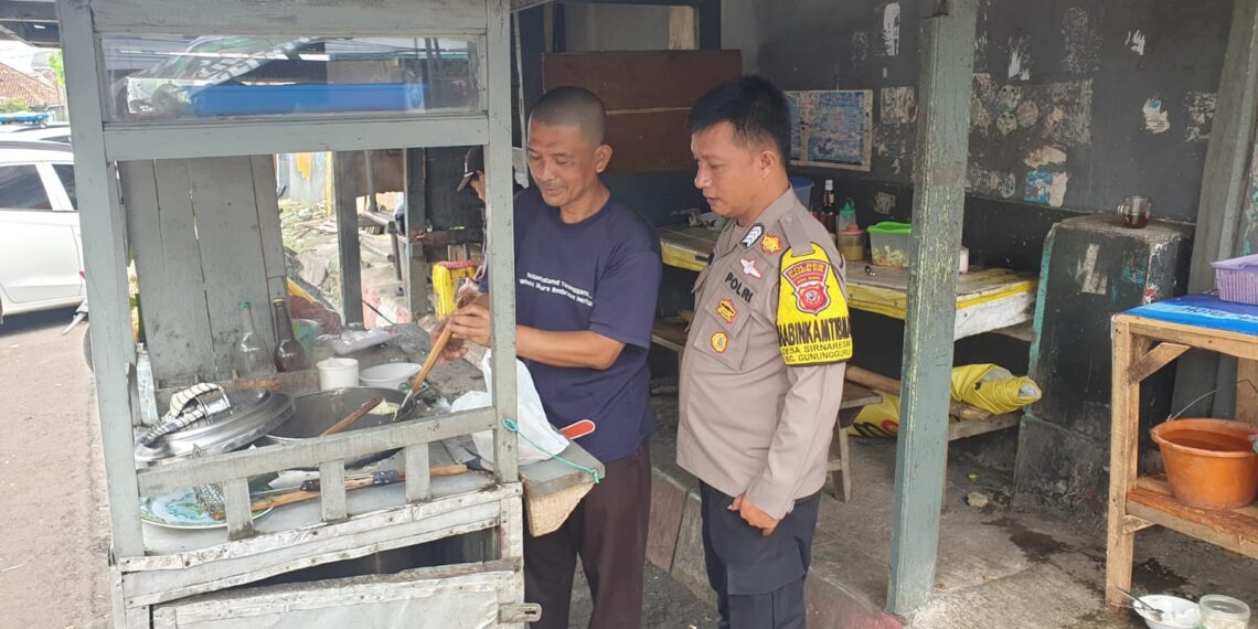 Kegiatan Patroli Dialogis Personel Polsek Gunungguruh bersama Pedagang