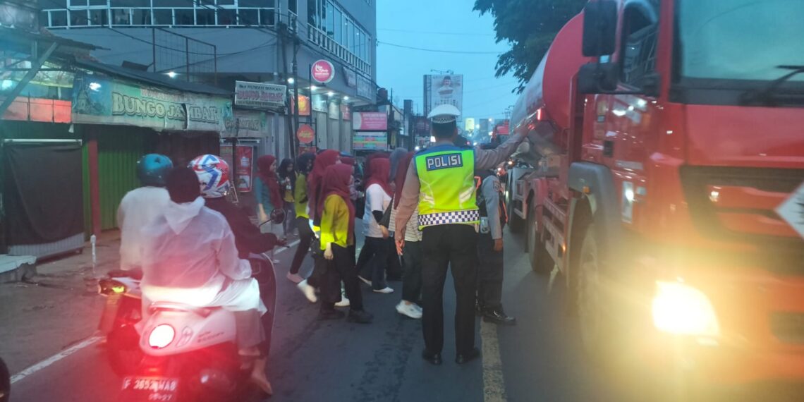 Antisipasi Kemacetan Pagi, Unit Lantas Polsek Sukalarang Melaksanakan Gatur Lalin Saat Jam Masuk Karyawan