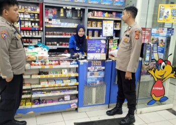 Polisi Polsek Sukalarang Patroli Toko Minimarket dan Dialogis dengan Karyawan