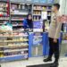 Polisi Polsek Sukalarang Patroli Toko Minimarket dan Dialogis dengan Karyawan
