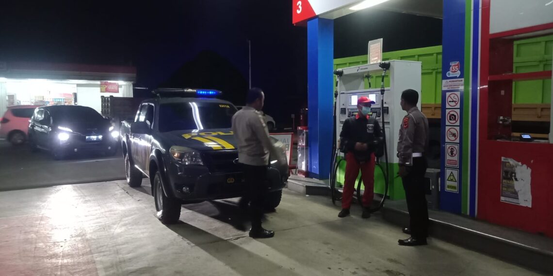 Personil Polsek Sukalarang Laksanakan Patroli Ke SPBU Antisipasi Kerawanan Malam
