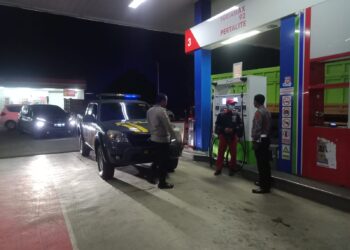 Personil Polsek Sukalarang Laksanakan Patroli Ke SPBU Antisipasi Kerawanan Malam