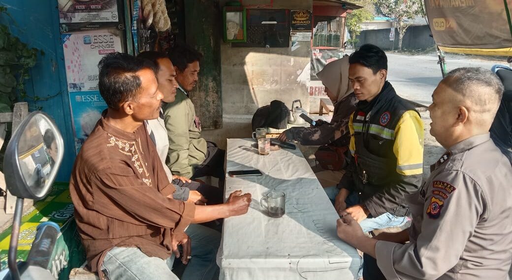 Kanit Binmas Polsek Cibeureum Sambangi Tokoh Masyarakat Sampaikan Pesan Kamtibmas