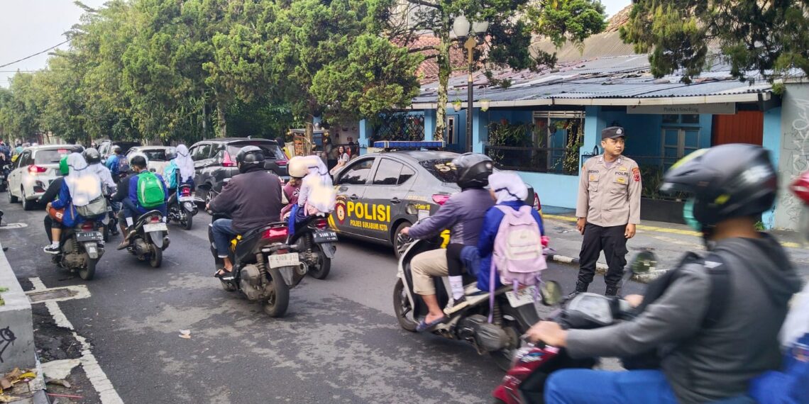 Unit Samapta Polsek Cikole Berikan Pelayanan Gatur Pagi Kepada Warga Masyarakat
