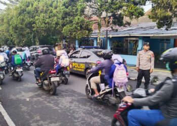 Unit Samapta Polsek Cikole Berikan Pelayanan Gatur Pagi Kepada Warga Masyarakat