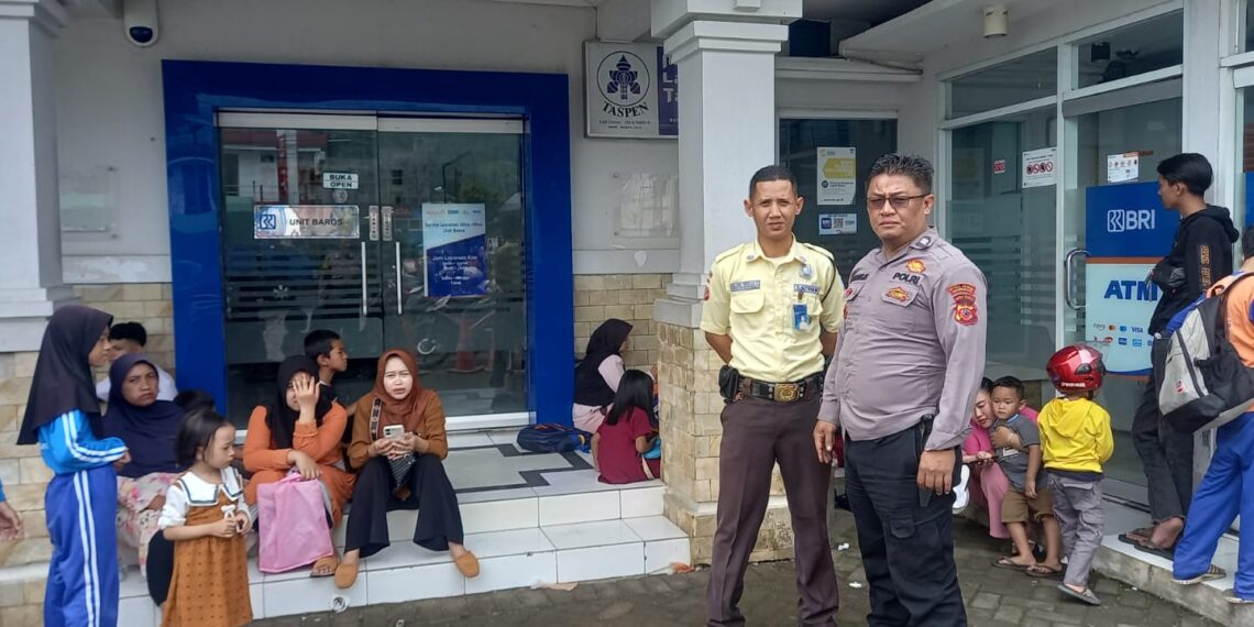 Efektifkan Himbauan dan Pesan-Pesan Kamtibmas, Polsek Baros Jamin Kenyamanan, Keamanan Nasabah BRI