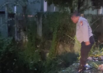 Polsek Sukaraja Patroli dan Bersihkan Daerah Rawan Bencana Banjir