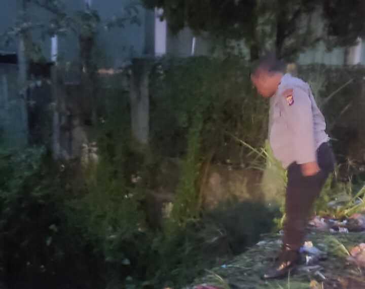 Polsek Sukaraja Patroli dan Bersihkan Daerah Rawan Bencana Banjir