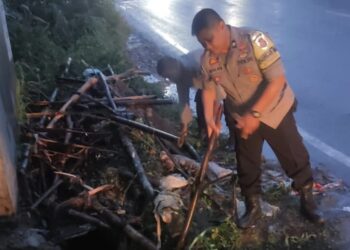 Anggota Polsek Sukaraja Bersihkan Gorong-Gorong Pasca Banjir