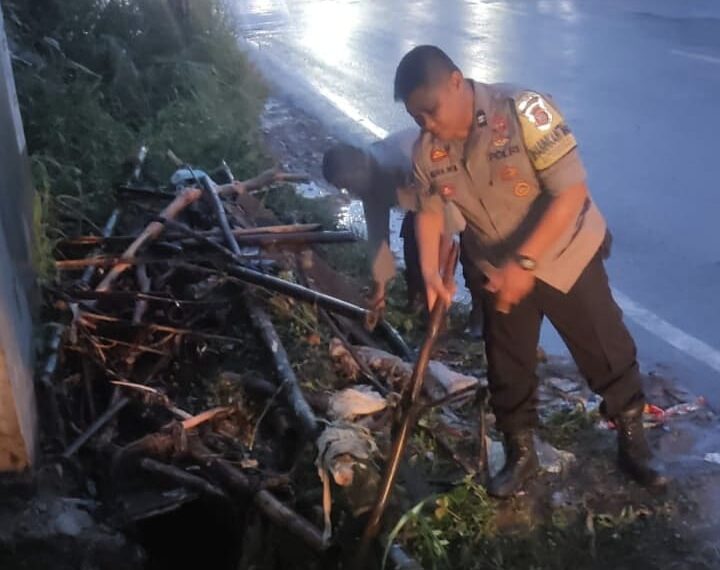 Anggota Polsek Sukaraja Bersihkan Gorong-Gorong Pasca Banjir