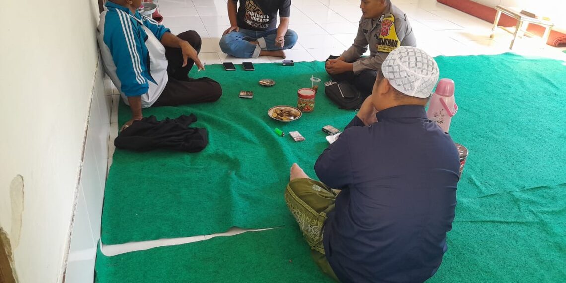 Sambangi Tokoh Masyarakat dan Warga, Bhabinkamtibmas Polsek Cireunghas Sampaikan Pesan Kamtibmas