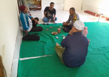 Sambangi Tokoh Masyarakat dan Warga, Bhabinkamtibmas Polsek Cireunghas Sampaikan Pesan Kamtibmas