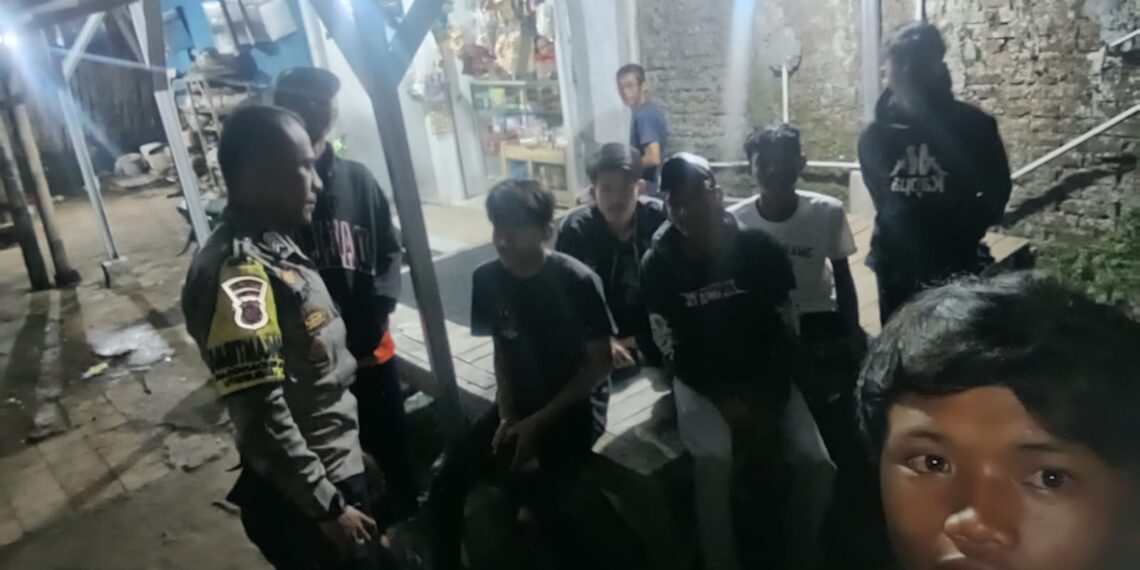 Personil Polsek Lembursitu Laksanakan Giat Silaturahmi dan Himbauan Terhadap Pemuda