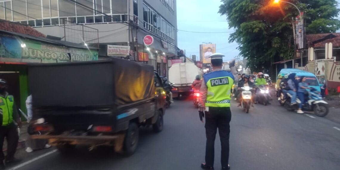Unit Lantas Polsek Sukalarang Laksanakan Gatur Lalin Saat Jam Masuk Karyawan