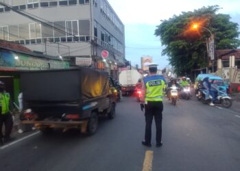 Unit Lantas Polsek Sukalarang Laksanakan Gatur Lalin Saat Jam Masuk Karyawan