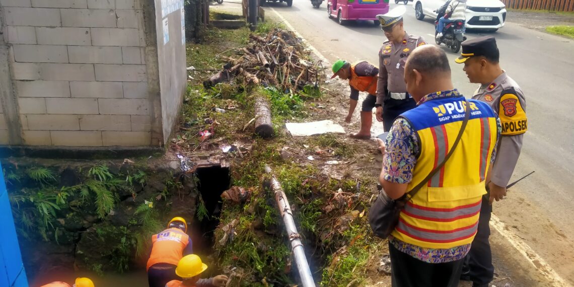 Polsek Sukaraja Terjun Langsung ke Lokasi Curah Hujan Tinggi