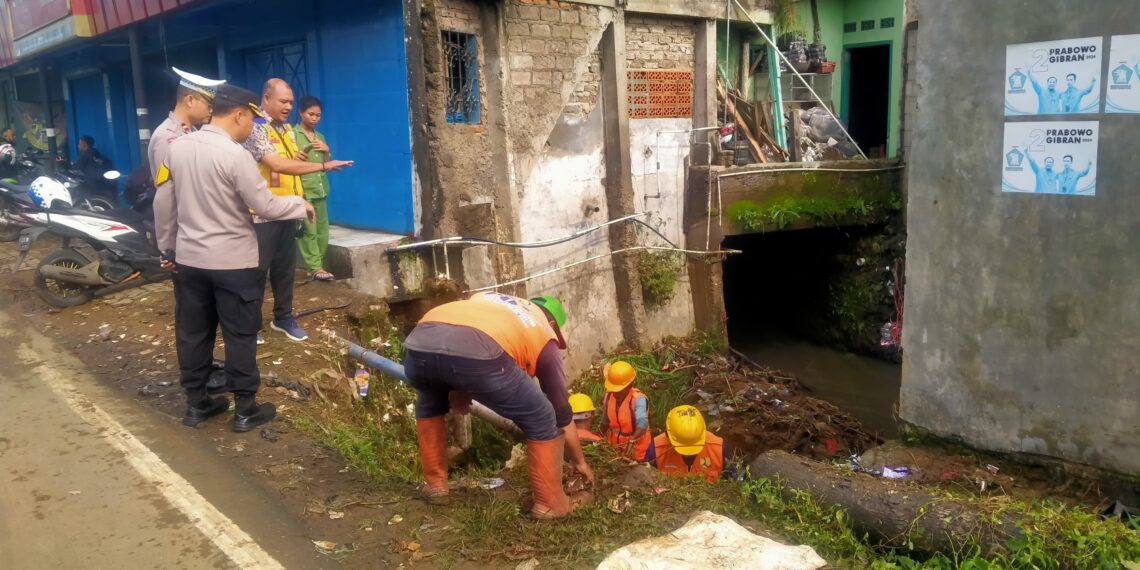 Kapolsek Sukaraja Datangi Lokasi Bencana Banjir