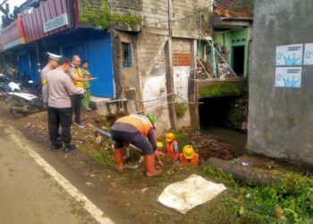 Kapolsek Sukaraja Datangi Lokasi Bencana Banjir