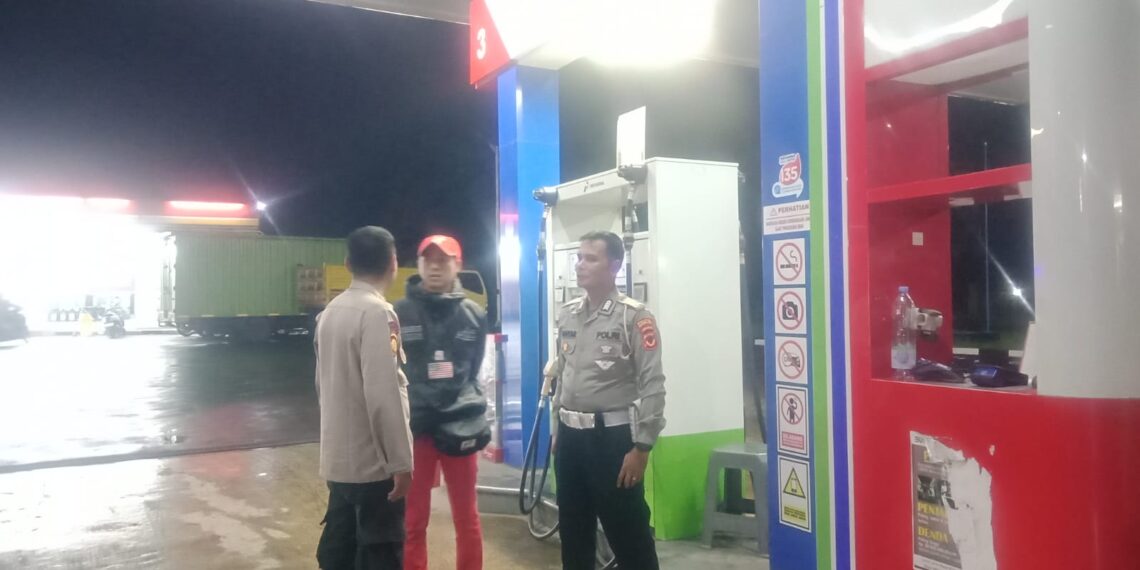 Personil Polsek Sukalarang Laksanakan Patroli Ke SPBU