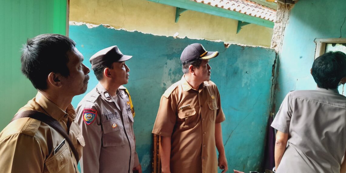Sambang warga, Bhabinkamtibmas  bersama Staf kelurahan Jayamekar  sambang warga binaan