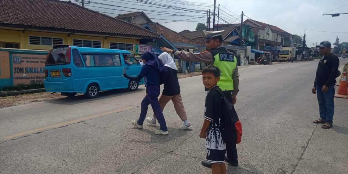 Antisipasi Kemacetan Siang, Unit Lantas Polsek Sukalarang Melaksanakan Gatur Lalin