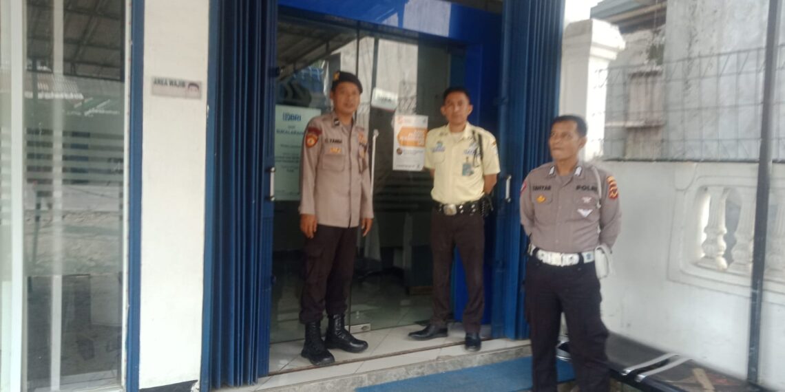 Cegah Kejahatan Perbankkan saat Patroli Siang Polisi kontrol BANK BRI Dan ATM