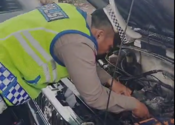 Aksi Humanis Polisi di Sukabumi, Dorong Hingga Perbaiki Mobil Pemudik Yang Mogok
