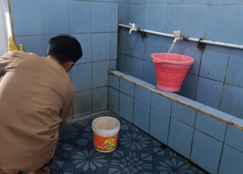 Pemuda di Sukabumi Sudah 14 Tahun Berkeliling Bersihkan Masjid, Aksinya Viral di Media Sosial