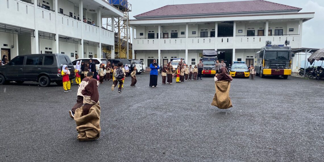 Ikuti PSA, Ratusan Siswa SD di Sukabumi Balap Karung Bareng Polisi