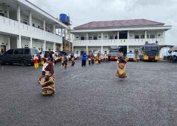Ikuti PSA, Ratusan Siswa SD di Sukabumi Balap Karung Bareng Polisi