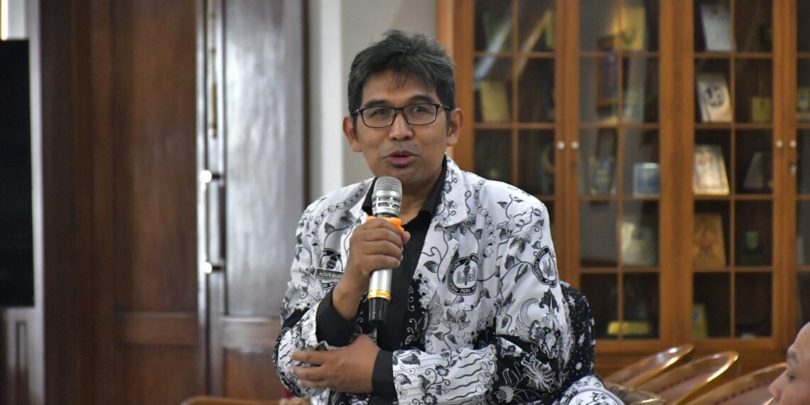 PGRI Kota Sukabumi serahkan hasil Konferensi ke III