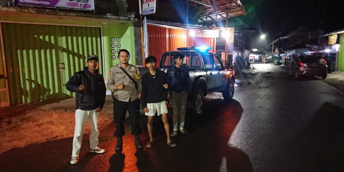 Bhabinkamtibmas Desa Cikaret Patroli Dialogis Sampaikan Himbauan Kamtibmas