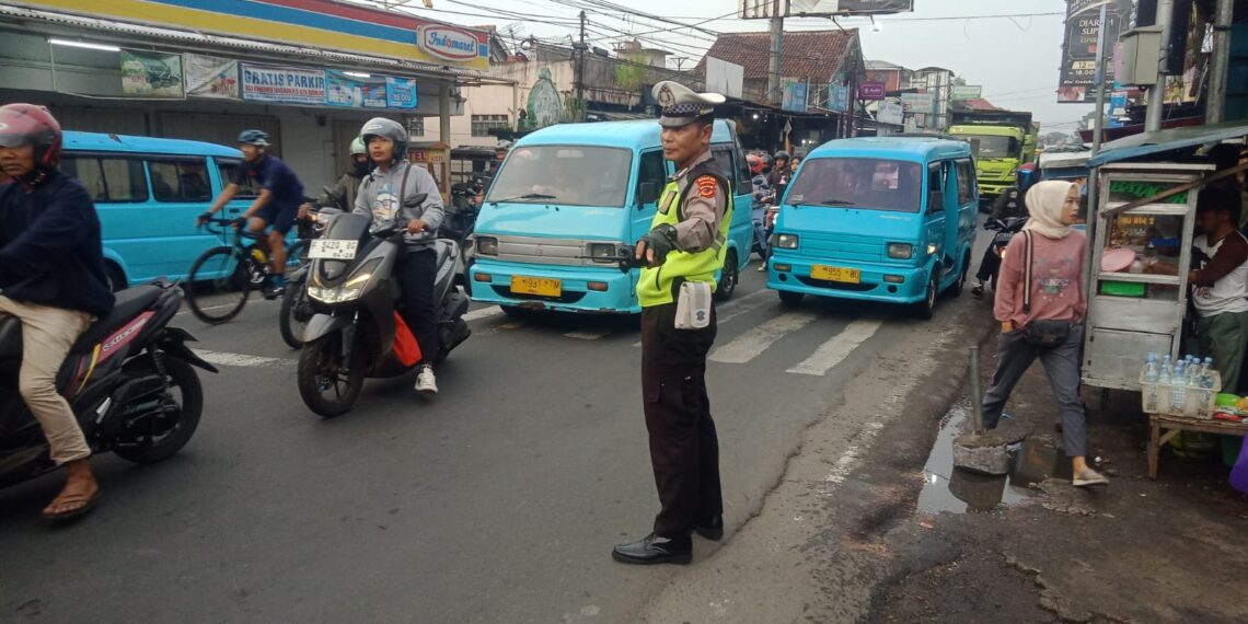 Antisipasi Kemacetan Pagi, Unit Lantas Polsek Sukalarang Melaksanakan Gatur Lalin Saat Jam Masuk Karyawan