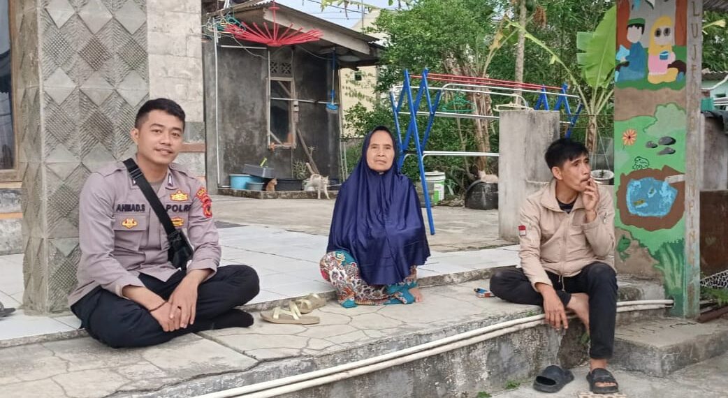 Jalin Silaturahmi yang Erat: Bhabinkamtibmas Polsek Sukaraja Laksanakan Giat Sambang Kepada Masyarakat