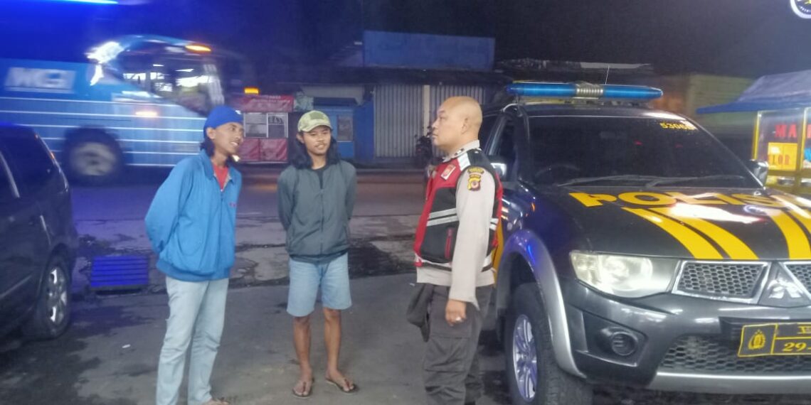 Guna Ciptakan Keamanan yang Kondusif, Unit Samapta Polsek Cibeureum Patroli Dialogis dan Sambangi Warga di Malam Hari