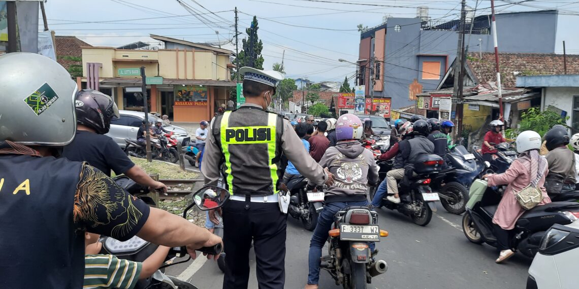 Gatur Lalu Lintas Polsek Warudoyong Paska melintas Kereta Api Pangrango