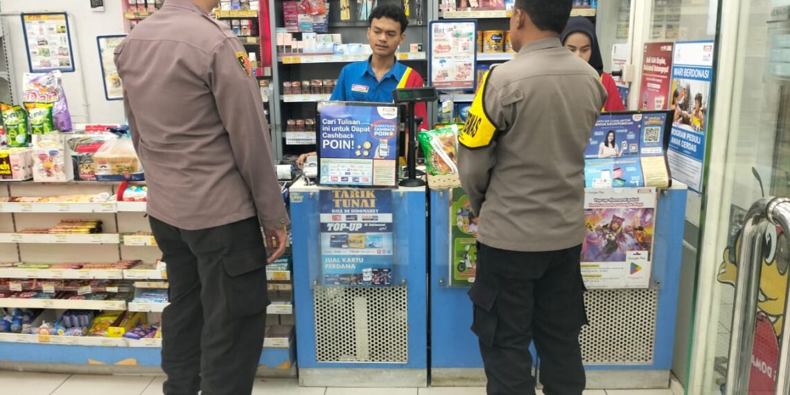 Polsek Sukalarang Patroli Toko Minimarket dan Dialogis dengan Karyawan