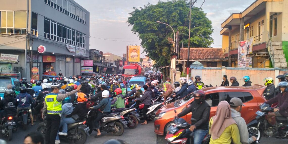 Antisipasi Kemacetan Pagi, Unit Lantas Polsek Sukalarang Laksanakan Gatur Lalin Saat Jam Masuk Karyawan