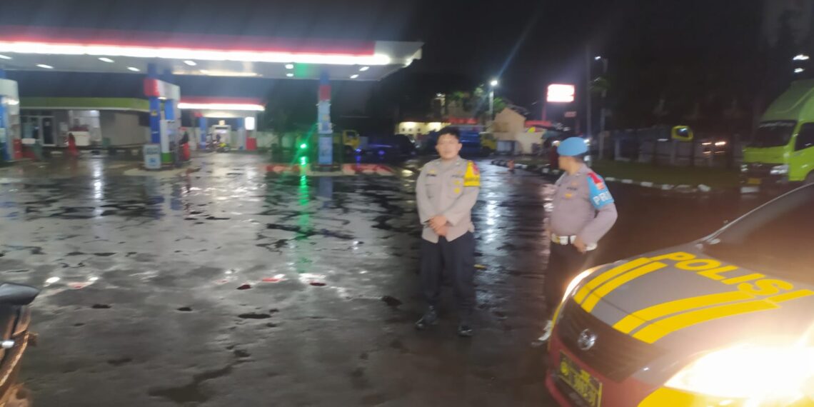 Personil Polsek Sukalarang Laksanakan Patroli Ke SPBU Antisipasi Kerawanan Malam