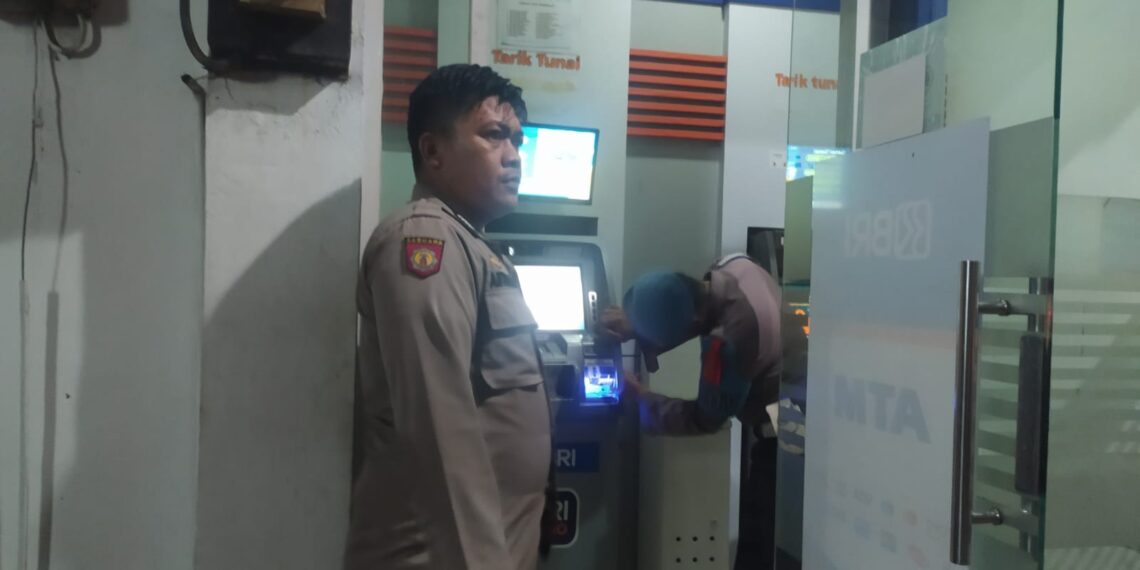Cegah Kejahatan Perbankkan saat Patroli Malam Polisi kontrol BANK BRI Dan ATM