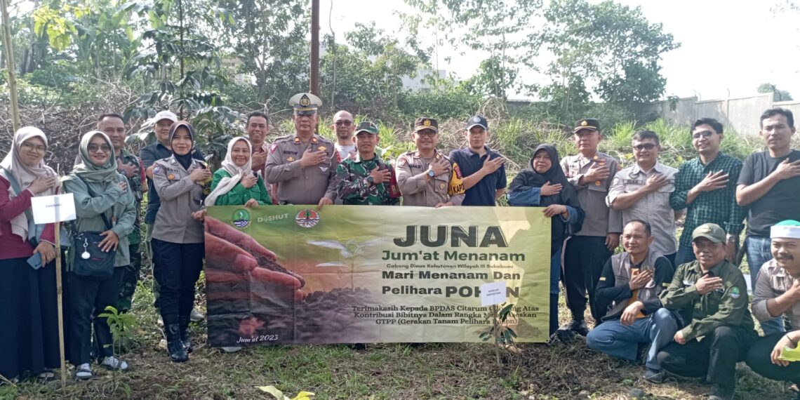 Antisipasi Pemanasan Global Kapolsek Warudoyong Laksanakan JUNA (Jumat Menanam)