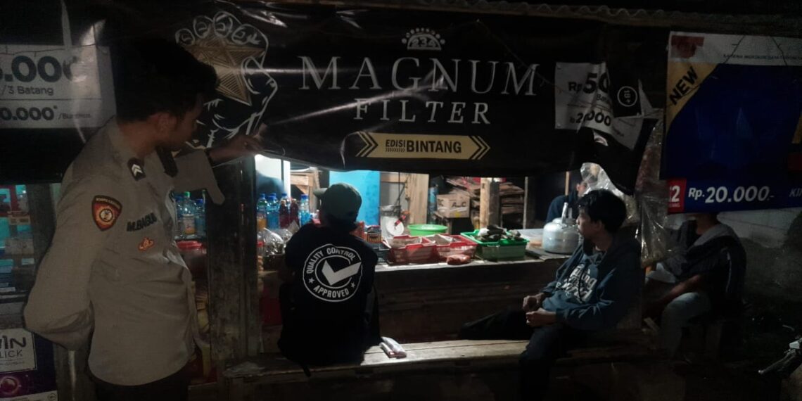 Patroli Polsek Cireunghas, Sambangi Warga Nonton Bareng