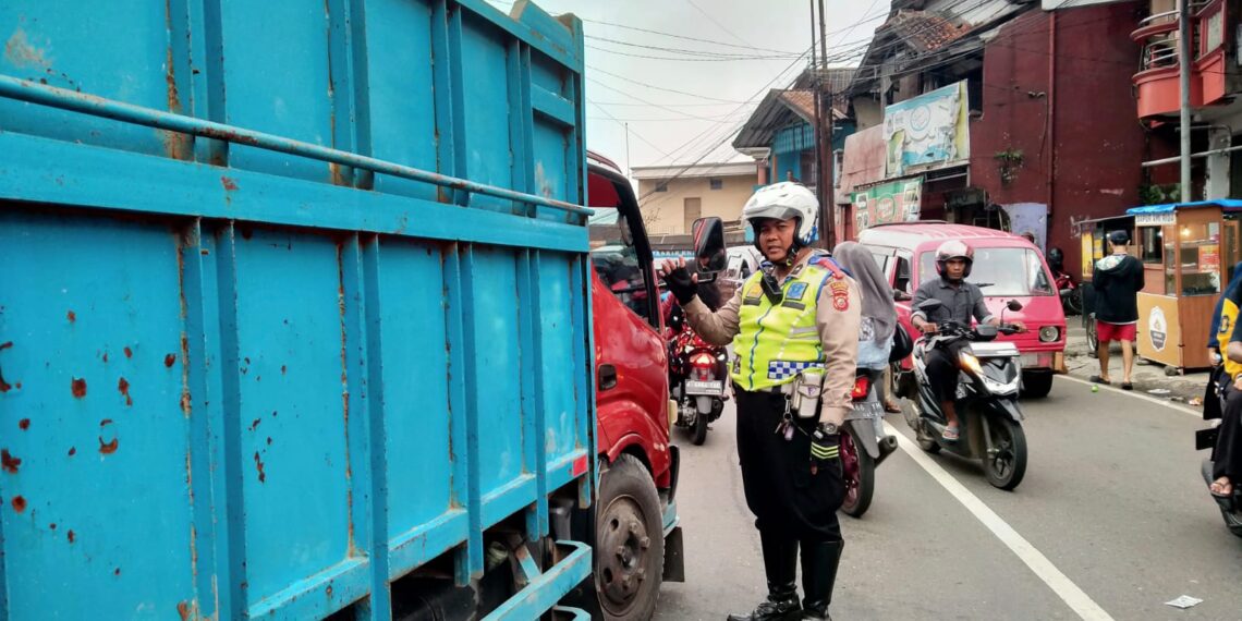 Unit Lalulintas Polsek Sukaraja Polres Sukabumi Kota Patroli Kepada Pelanggar Lalulintas
