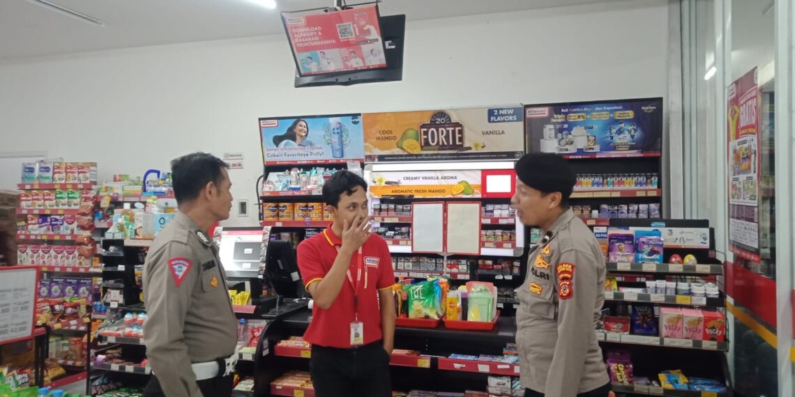 Polsek Sukalarang Patroli Toko Minimarket dan Dialogis dengan Karyawan