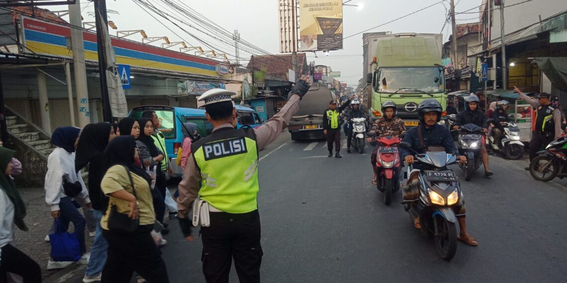 Antisipasi Kemacetan Pagi, Unit Lantas Polsek Sukalarang Melaksanakan Gatur Lalin Saat Jam Masuk Karyawan