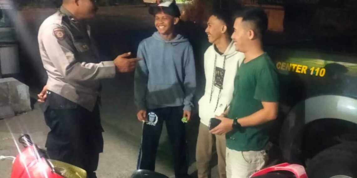 Guna menciptakan keamanan yang kondusif, unit Samapta Polsek Cibeureum Patroli Dialogis dan Sambangi Warga di malam hari